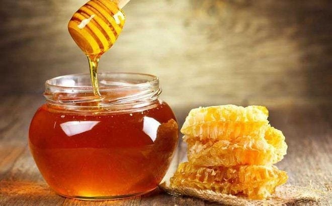 Mật ong chứa nhiều fructose, glucose, vitamin và các nguyên tố vi lượng, giúp bổ sung dưỡng chất cho tế bào và loại bỏ các gốc tự do dư thừa trong cơ thể. 