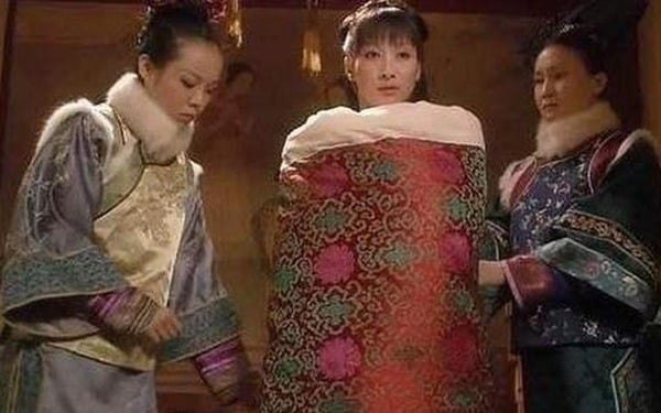 Trong hậu cung triều Thanh, việc phi tần không được mặc quần áo khi thị tẩm không chỉ đơn giản là quy định riêng biệt, mà còn mang nhiều tầng ý nghĩa sâu xa. 