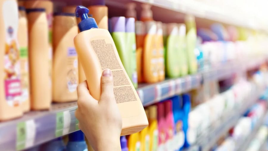 Khi mua dầu gội, hãy tránh các phẩm có hương liệu tổng hợp để hạn chế gây kích ứng da đầu.
